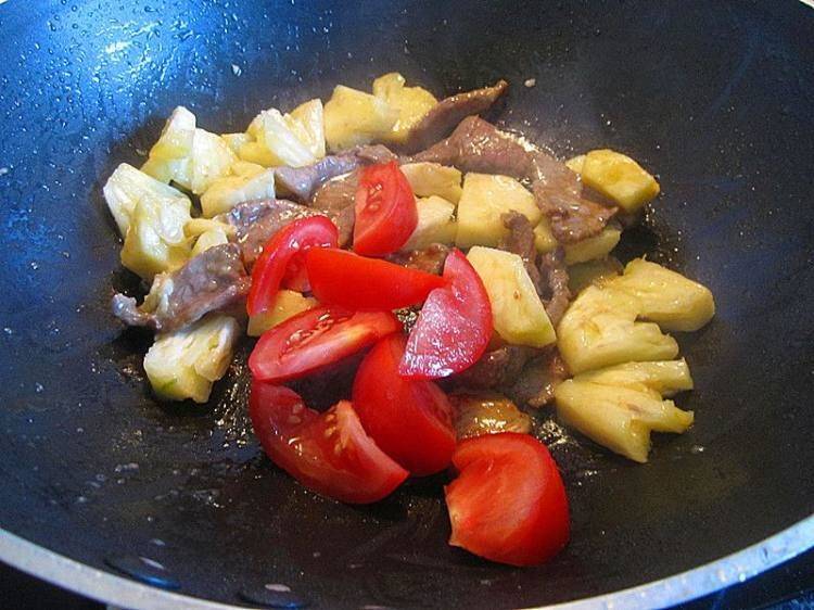 番茄炒牛肉该怎么做呢？