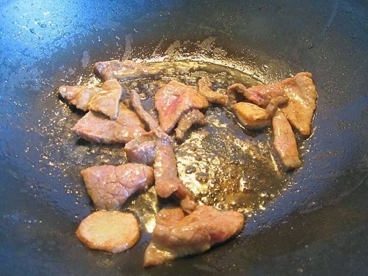 番茄炒牛肉该怎么做呢？