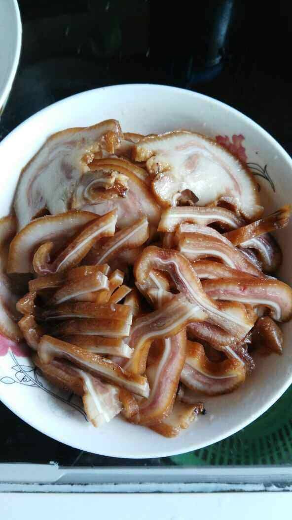 卤猪耳朵该怎么炒呢？