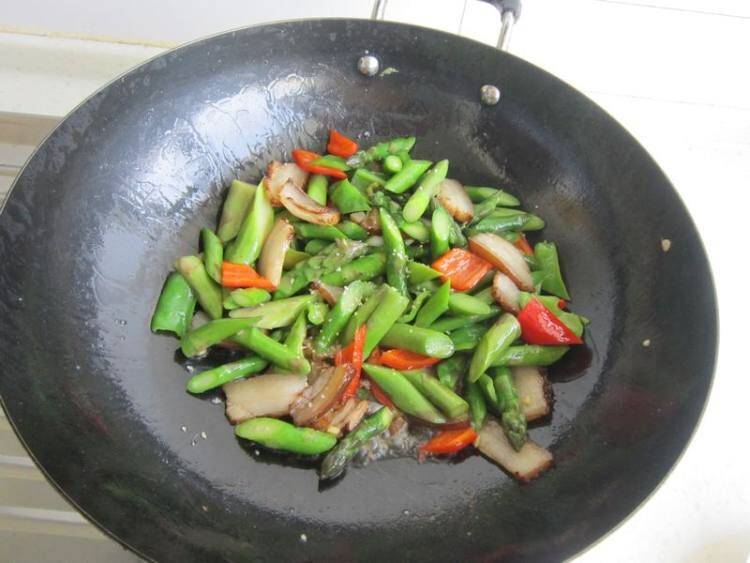 芦笋炒肉该怎么做呢？