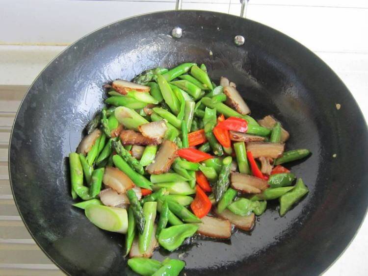 芦笋炒肉该怎么做呢？