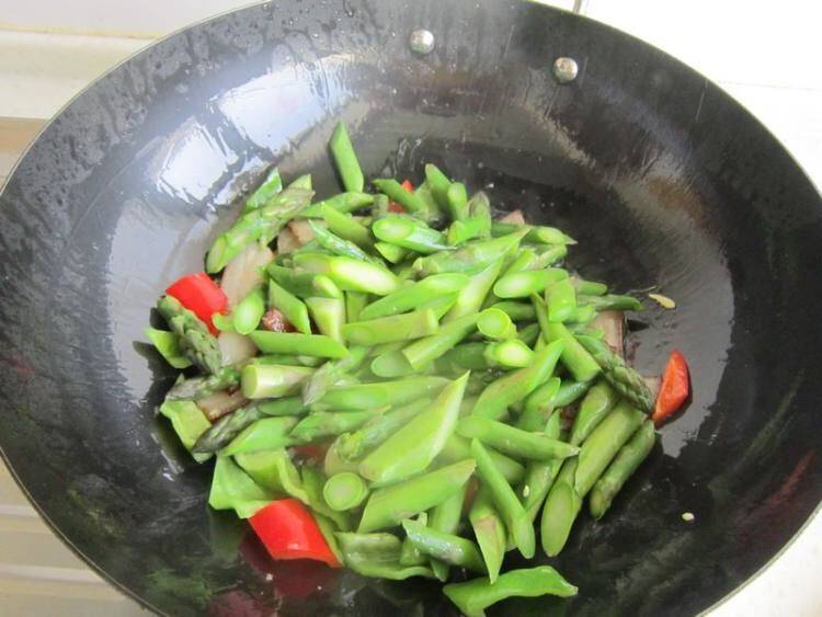 芦笋炒肉该怎么做呢？