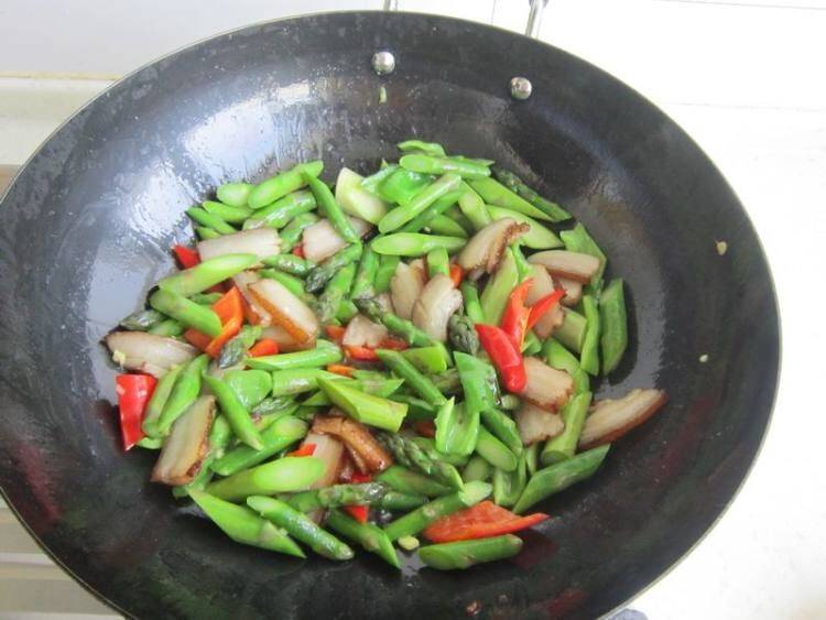 芦笋炒肉该怎么做呢？