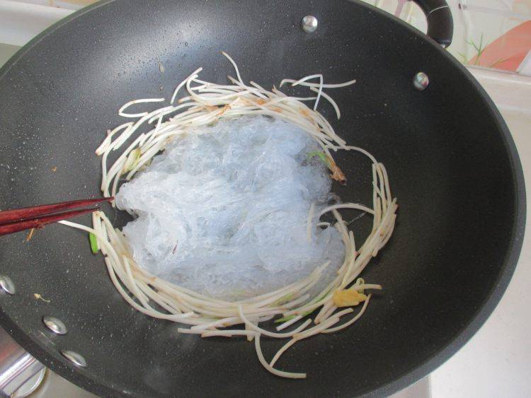 粉丝鸡蛋该怎么炒呢？