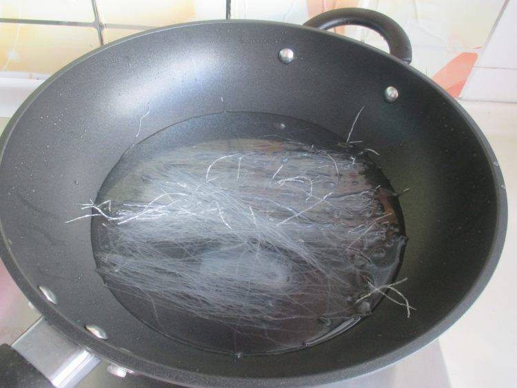 粉丝鸡蛋该怎么炒呢？
