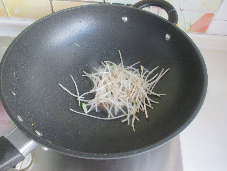粉丝鸡蛋该怎么炒呢？
