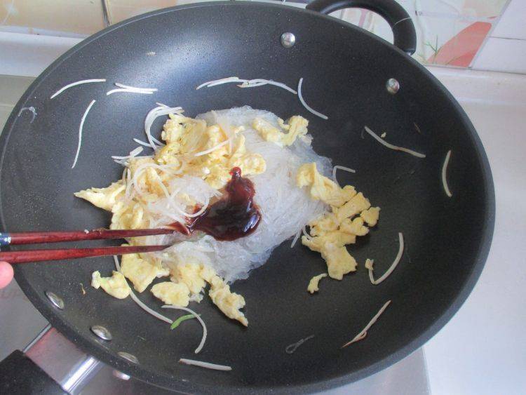粉丝鸡蛋该怎么炒呢？