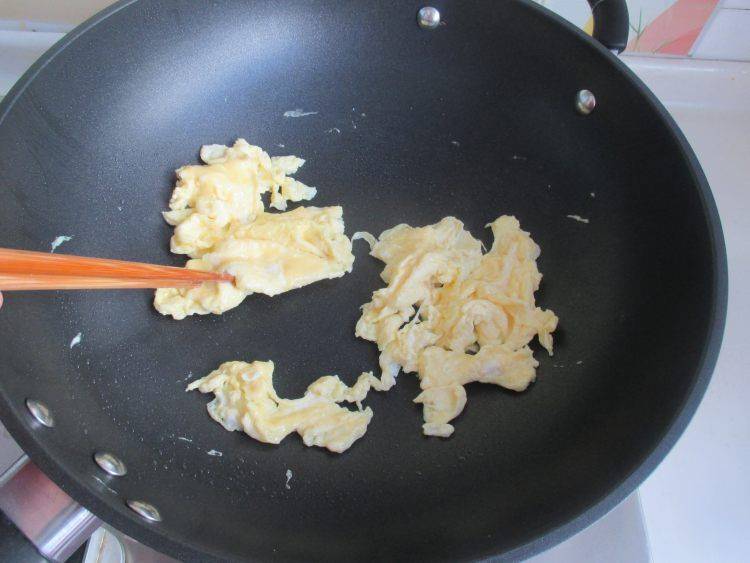 粉丝鸡蛋该怎么炒呢？