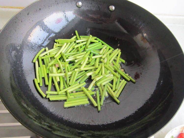 卤牛肉该怎么炒呢？