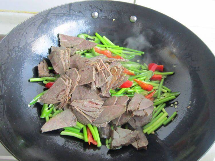 卤牛肉该怎么炒呢？