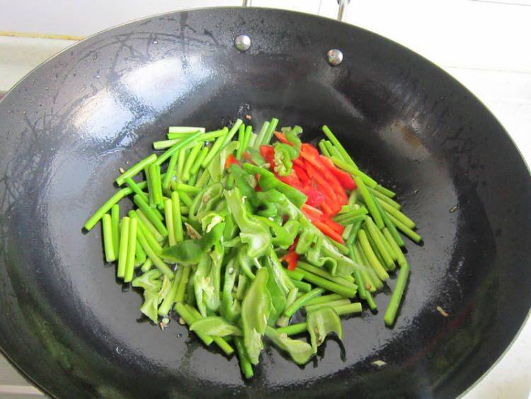 卤牛肉该怎么炒呢？