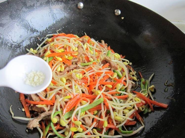 豆芽炒肉该怎么做好吃呢？