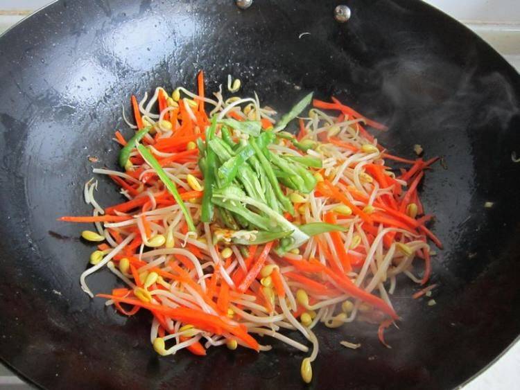 豆芽炒肉该怎么做好吃呢？