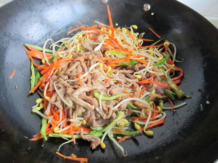 豆芽炒肉该怎么做好吃呢？