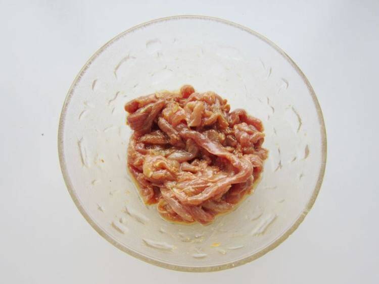 豆芽炒肉该怎么做好吃呢？