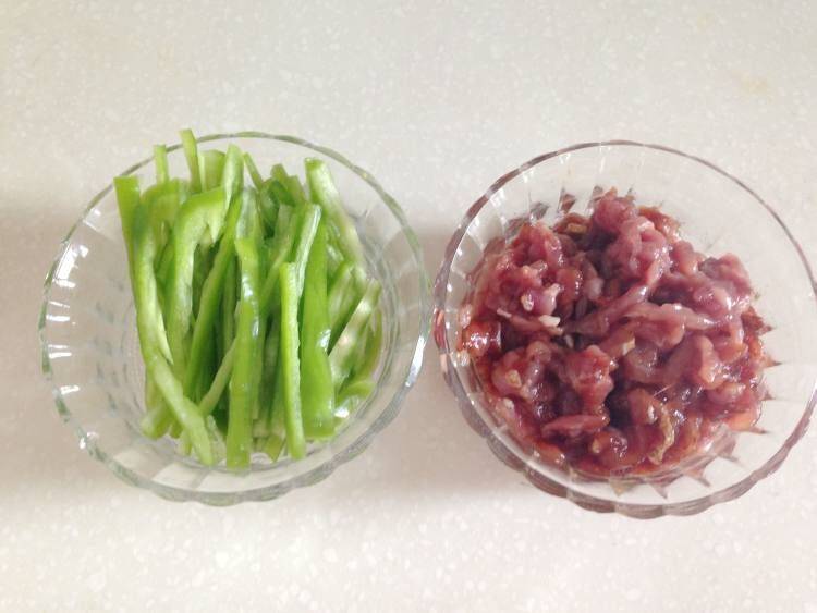 豆芽炒肉该怎么做呢？