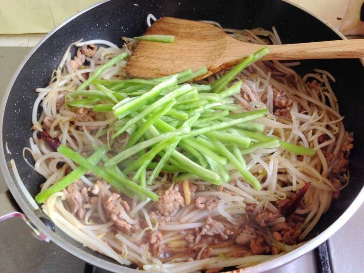 豆芽炒肉该怎么做呢？