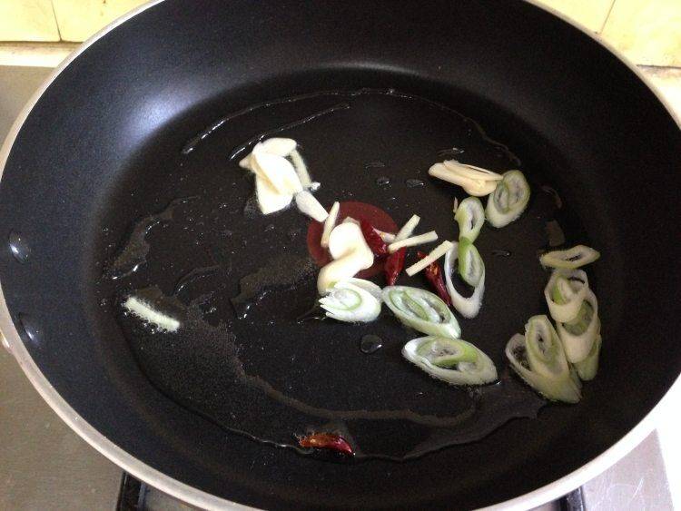 豆芽炒肉该怎么做呢？