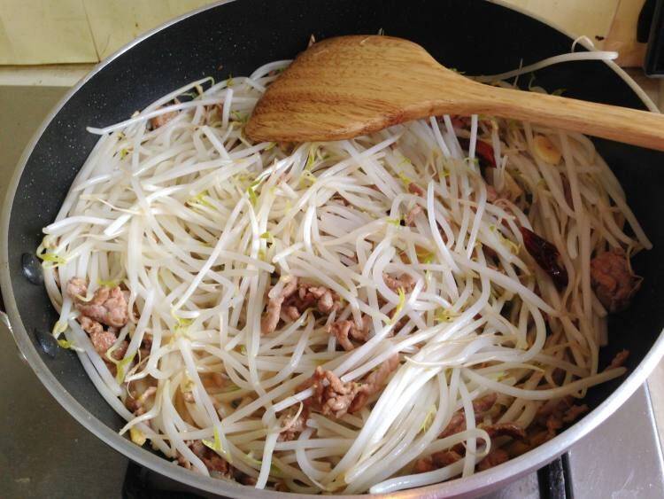 豆芽炒肉该怎么做呢？