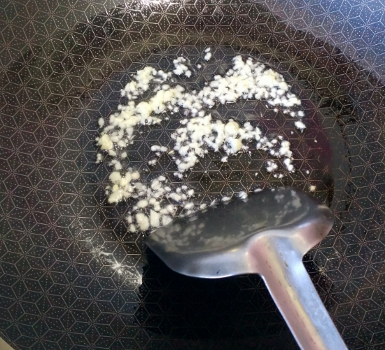 秋葵该怎么炒不发粘呢？