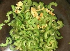 炒苦瓜窍门呢？