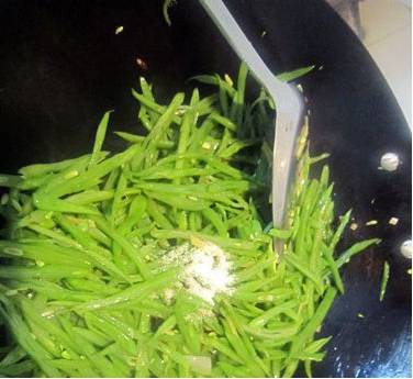 扁云豆角该怎么炒好吃呢？