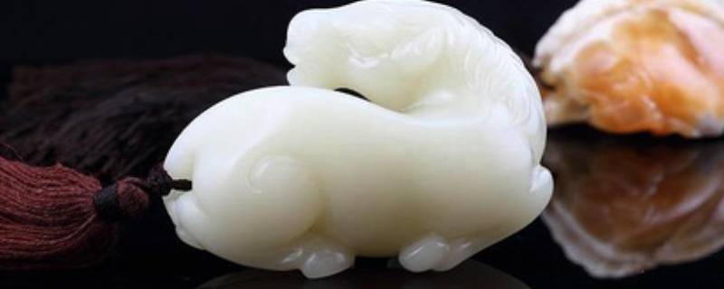 羊脂白玉和白玉的区别呢？