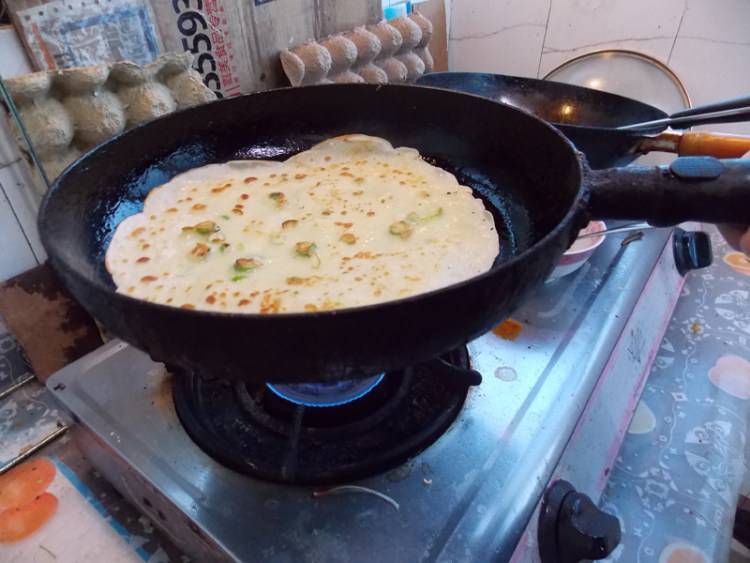 鸡蛋饼该怎么炒好吃呢？