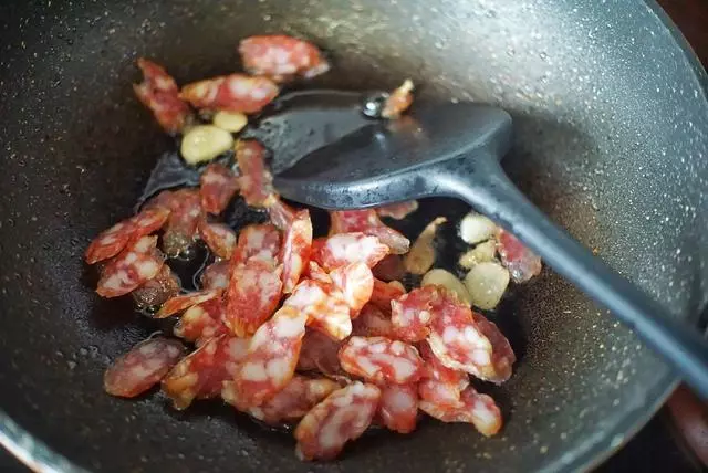 广式腊肠该怎么炒呢？