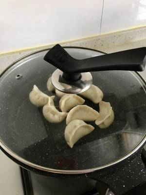 冻饺子如何做生煎锅贴呢？