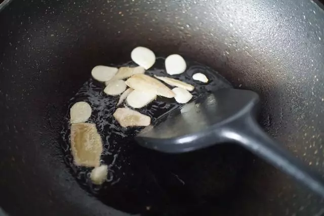 广式腊肠该怎么炒呢？