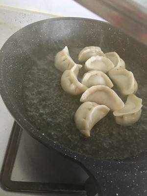 冻饺子如何做生煎锅贴呢？
