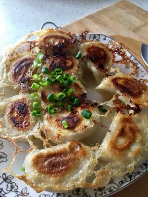 冻饺子如何做生煎锅贴呢？