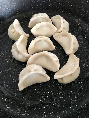 冻饺子如何做生煎锅贴呢？