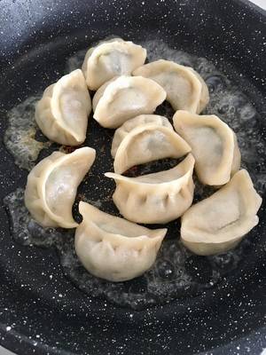 冻饺子如何做生煎锅贴呢？