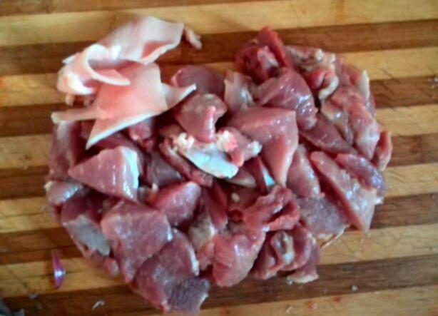 炖肉该怎么做呢？