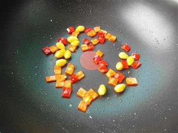 三色炒鱼丁怎么做，三色炒鱼丁怎么做好吃，三色炒鱼丁做法
