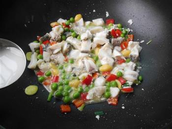 三色炒鱼丁怎么做，三色炒鱼丁怎么做好吃，三色炒鱼丁做法