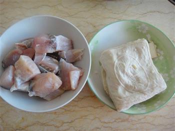 泡椒冻豆腐炖咸鱼块怎么做，泡椒冻豆腐炖咸鱼块怎么做好吃，泡椒冻豆腐炖咸鱼块做法