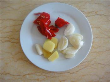 泡椒冻豆腐炖咸鱼块怎么做，泡椒冻豆腐炖咸鱼块怎么做好吃，泡椒冻豆腐炖咸鱼块做法