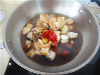 泡椒冻豆腐炖咸鱼块怎么做，泡椒冻豆腐炖咸鱼块怎么做好吃，泡椒冻豆腐炖咸鱼块做法