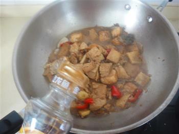 泡椒冻豆腐炖咸鱼块怎么做，泡椒冻豆腐炖咸鱼块怎么做好吃，泡椒冻豆腐炖咸鱼块做法