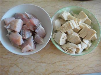 泡椒冻豆腐炖咸鱼块怎么做，泡椒冻豆腐炖咸鱼块怎么做好吃，泡椒冻豆腐炖咸鱼块做法