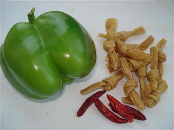 青椒腐竹结怎么做，青椒腐竹结怎么做好吃，青椒腐竹结做法