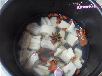 莲藕排骨汤怎么做，莲藕排骨汤怎么做好吃，莲藕排骨汤做法