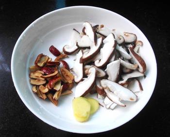 芹菜红枣瘦肉汤怎么做，芹菜红枣瘦肉汤怎么做好吃，芹菜红枣瘦肉汤做法