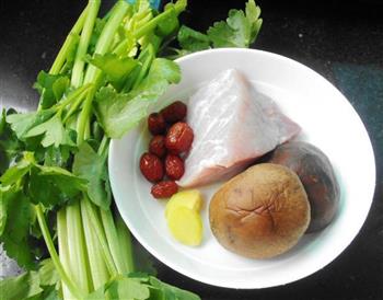 芹菜红枣瘦肉汤怎么做，芹菜红枣瘦肉汤怎么做好吃，芹菜红枣瘦肉汤做法