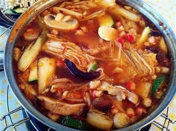 辣白菜火锅怎么做，辣白菜火锅怎么做好吃，辣白菜火锅做法