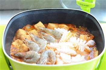 辣白菜海鲜锅怎么做，辣白菜海鲜锅怎么做好吃，辣白菜海鲜锅做法