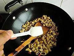 泡椒肥肠怎么做，泡椒肥肠怎么做好吃，泡椒肥肠做法
